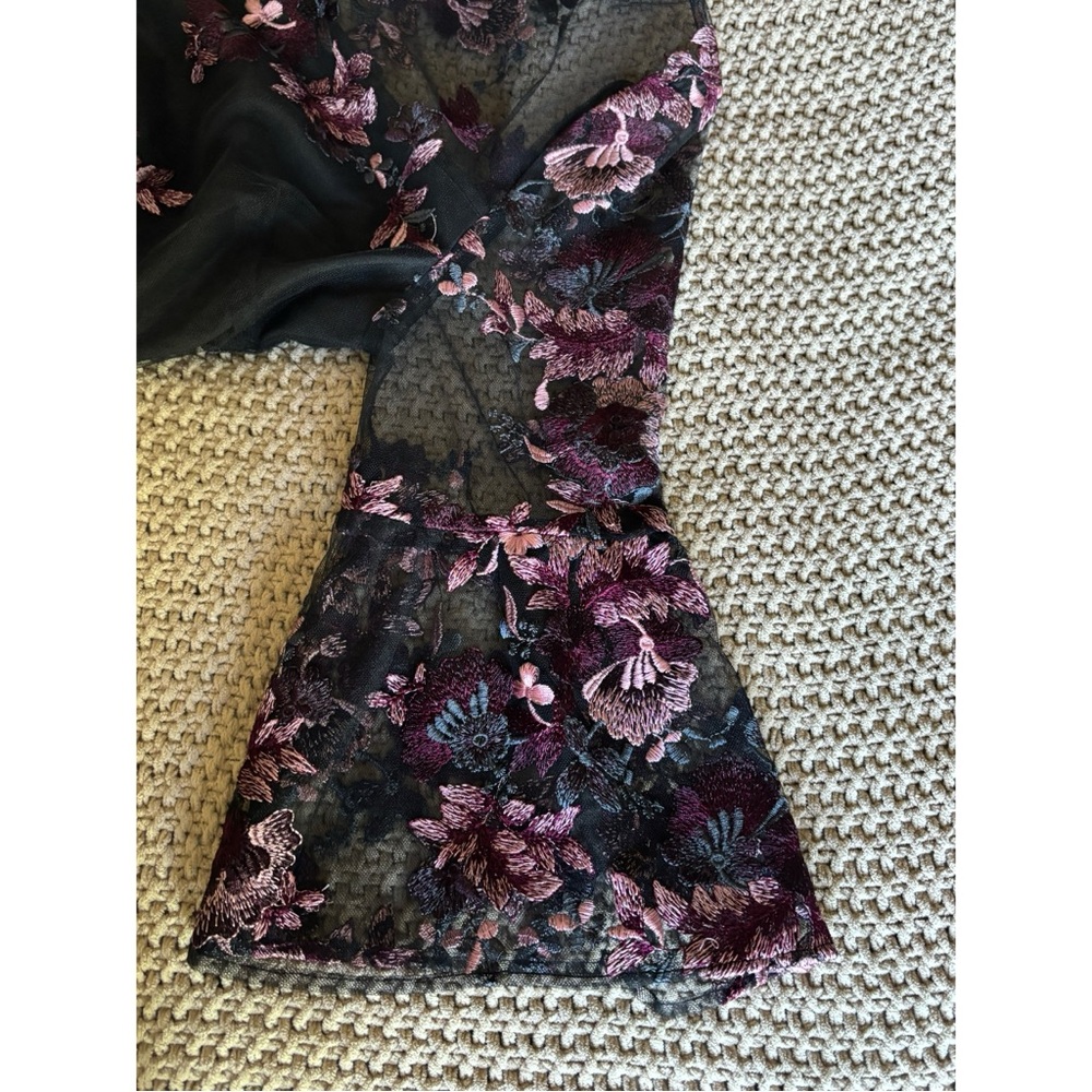 WHBM Embroidered bell sleeve shift dress - Picture 6 of 7